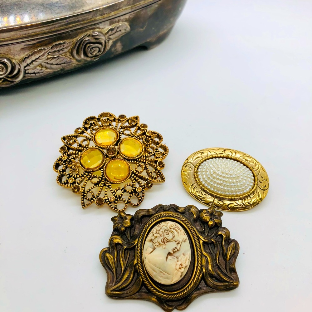 Vintage brooch lot